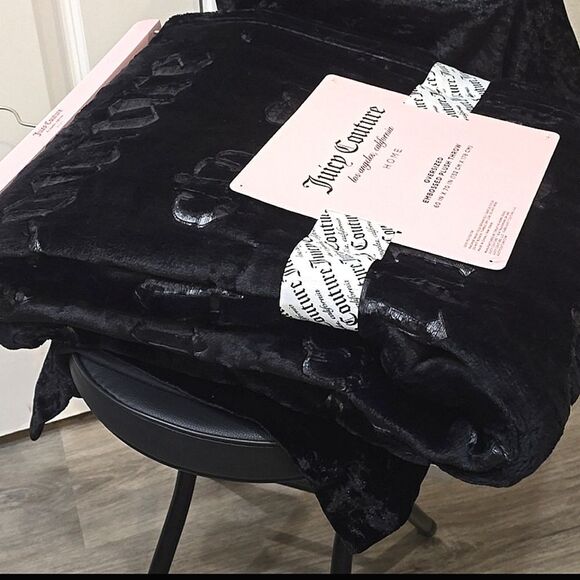 Juicy Couture Home Logp Crown & Heart Embossed Oversized Throw Blanket - Picture 5 of 7